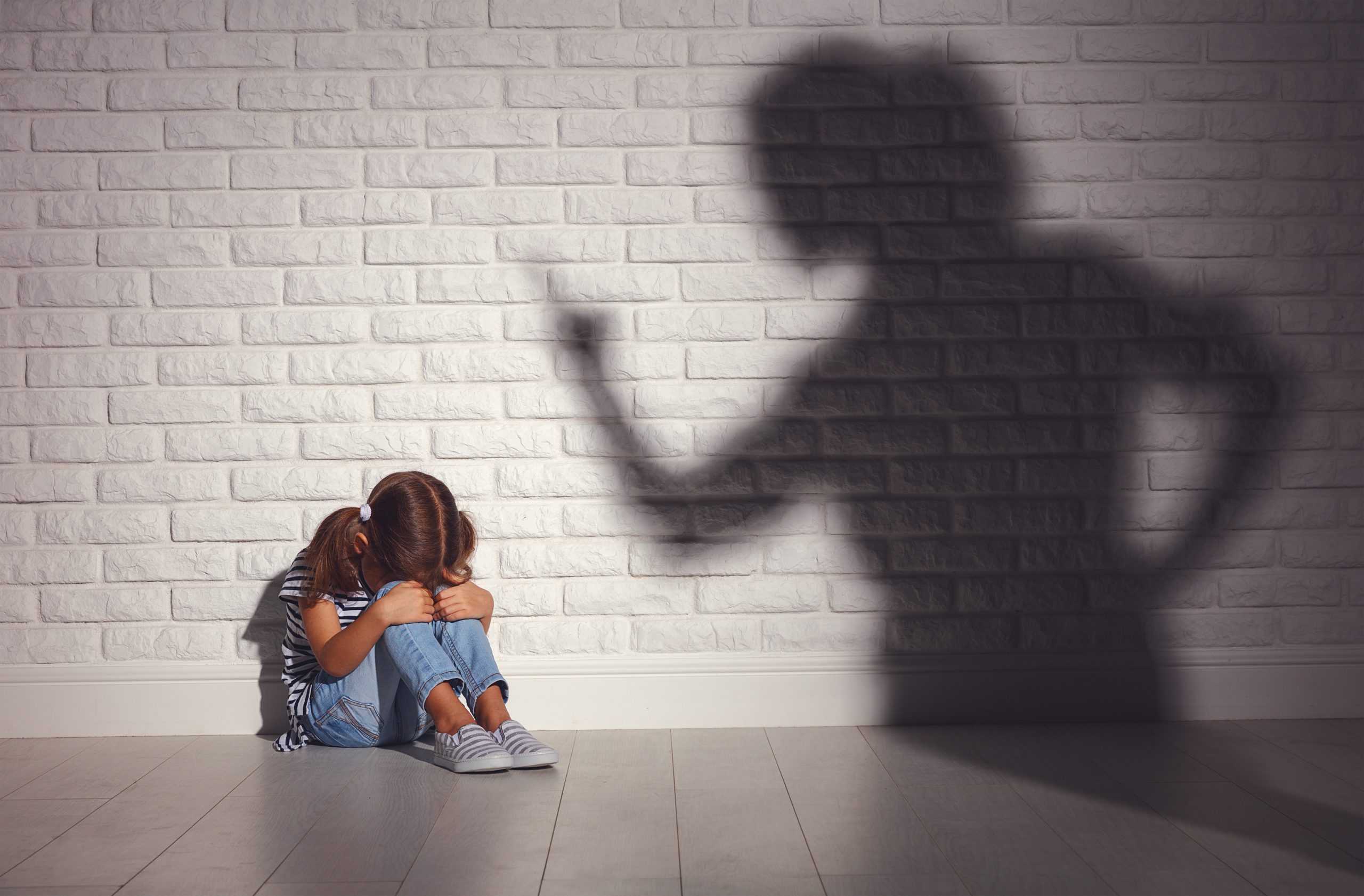 Вина перед мамой. Психологическое насилие детей. Насилие в семье над детьми. Ребенок в углу.