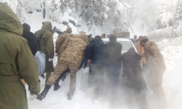 Pakistan’da Yoğun Kar Yağışında Araçlarında Mahsur Kalan 21 Kişi Donarak Öldü