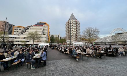 Hollanda’da Üniversiteli Gençlerden Şehir Merkezinde Sokak İftarı