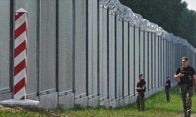 Polonya’nın Göçmenlerin Geçişini Engellemek İçin Belarus Sınırına İnşa Ettiği Çelik Duvar Tamamlandı