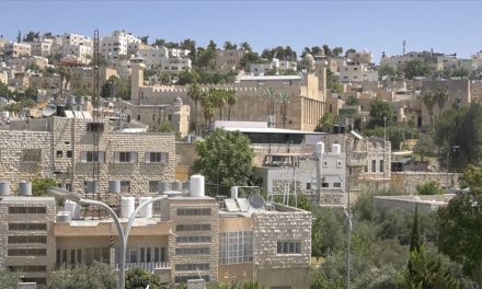 Yahudi Yerleşimciler İsrail Askerleri Eşliğinde Batı Şeria’da Bir Filistinlinin Evini Ele Geçirdi