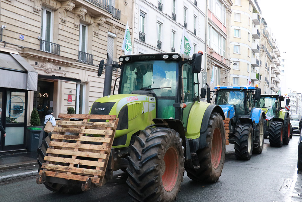 Fransa’da Çiftçiler Tarım Fuarına Cumhurbaşkanı Macron’un Katılmasını Protesto Etti