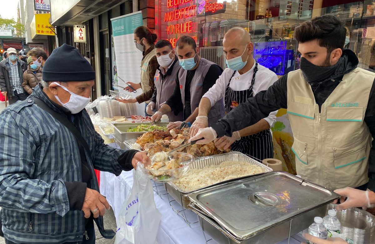 Hasene Amerika Manhattan’da Evsizlere Yemek Dağıttı