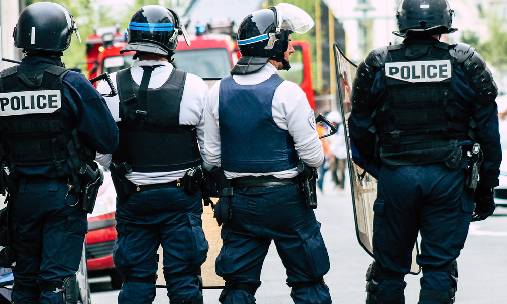 Fransız Polisi İki Başörtülü Kadına Sokak Ortasında Şiddet Uyguladı