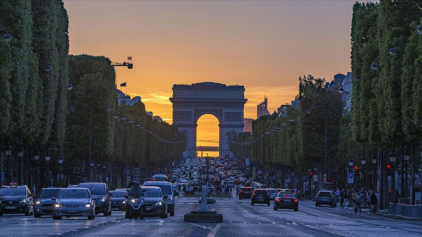 Paris’te Mesai Bitiminde Ofis ve Dükkanların Işıkları Söndürülecek