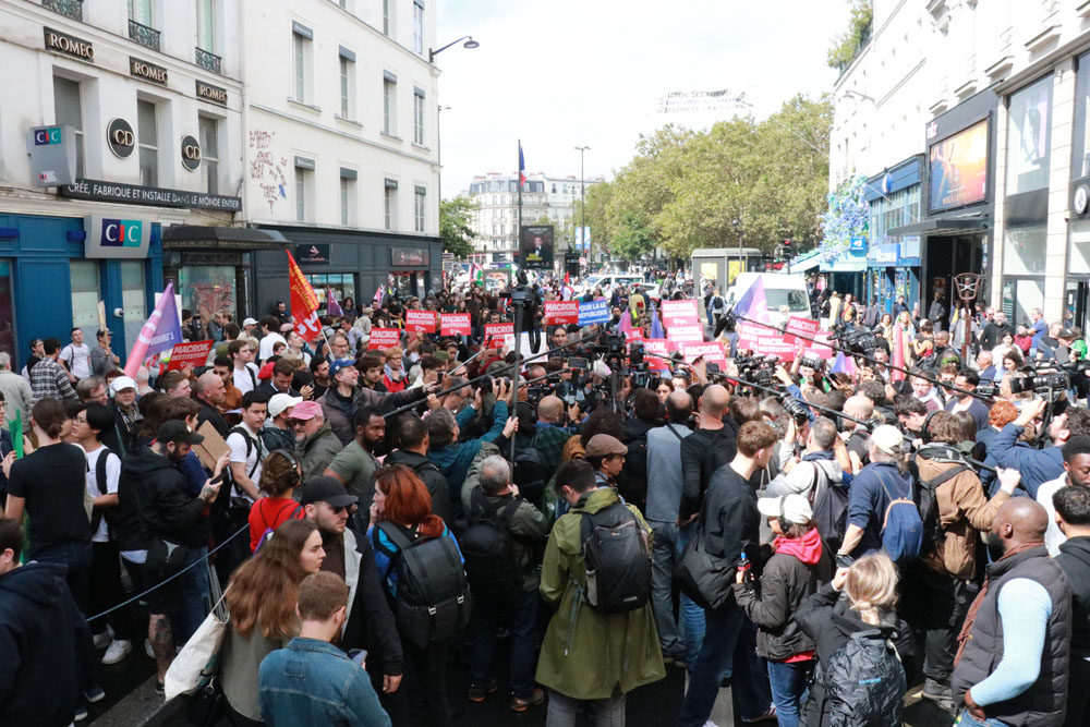 Fransa’da Halk Atanmış Başbakanı Protesto İçin Sokaklara Döküldü